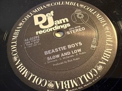 1985 – BEASTIE BOYS – SHE’S ON IT / SLOW AND LOW – DEF JAM RECORDINGS OG PRESS