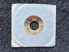 KISS – Beth / Detroit Rock City vinyl 7″ 45 RPM 1976