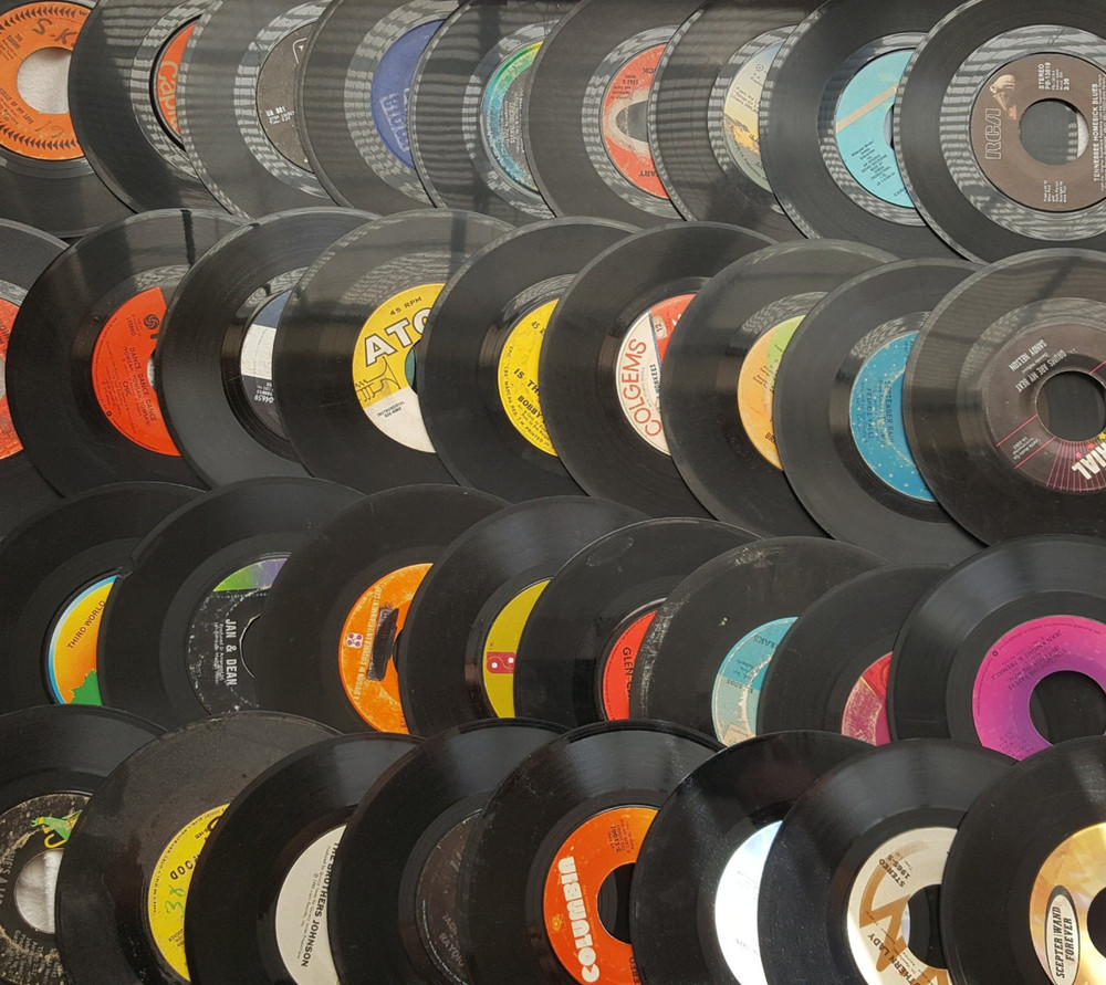 Lot of (choose 25, 50, 100 or 200) 45 rpm 7″ records for crafts decoration art