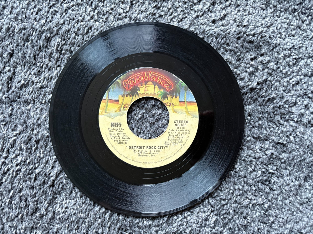KISS – Beth / Detroit Rock City vinyl 7″ 45 RPM 1976