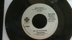The Lee Holdridge Orchestra – Victory Is Peace / Snow Frolic 7″ 45 rpm VG+