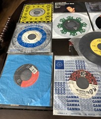 Small Lot of 16 Unsorted (45rpm Jukebox 7″) With Sleeves Classic Vintage Records