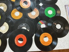 LOT OF 26 45rpm records – 1950s/1960s/70s Country Pop and Rock Hits