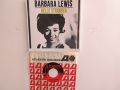 💥’ BARBARA LEWIS ‘ HIT 45 + PICTURE [HELLO STRANGER] 1963 !💥