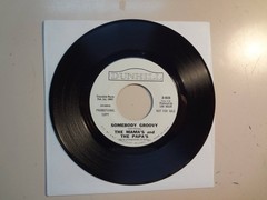 MAMA’S AND PAPA’S: California Dreamin’-Somebody Groovy-U.S. 7″ 65 Promo Only PSL