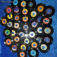 LOT OF 125 45 RPM JUKEBOX RECORDS FOR CRAFTING,GAMES, PARTIES AND FUN