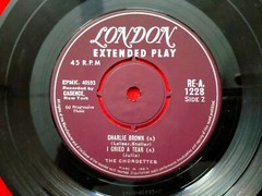 The Chordettes Pink Shoe Laces/Charlie Brown RARE SINGLE record 7″ India Ex