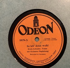 78 Rpm RCA Album. 10 Pages, some loose. 5 Records. Various Labels. Vintage.
