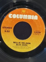 WILLIE NELSON 7″ 45 RPM “Blue Skies” & “Moonlight in Vermont” VG condition