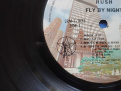 RUSH FLY BY NIGHT LP 1975. PLAY TESTED NO SKIPS. ORIGINAL INNER SLEEVE. SPINE G-
