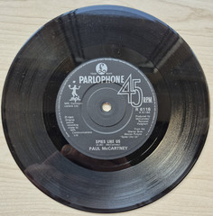 13 Paul McCartney ‘SPIES LIKE US’ 7″ UK vinyl single 1985 1st pressing EX/VG+