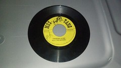 The Mustangs – Stringing Along / Poppin It : 1960s Vintage 45 Record