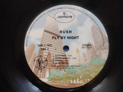 RUSH FLY BY NIGHT LP 1975. PLAY TESTED NO SKIPS. ORIGINAL INNER SLEEVE. SPINE G-