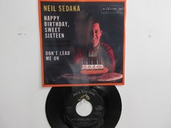 💥 ‘ NEIL SEDAKA ‘ HIT 45 + PICTURE [ HAPPY BIRTHDAY, SWEET SIXTEEN ] 1961 ! 💥