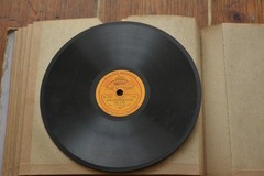 Gramophone 7′ folder with 7 records by Victory Records Circa 1920’s ?