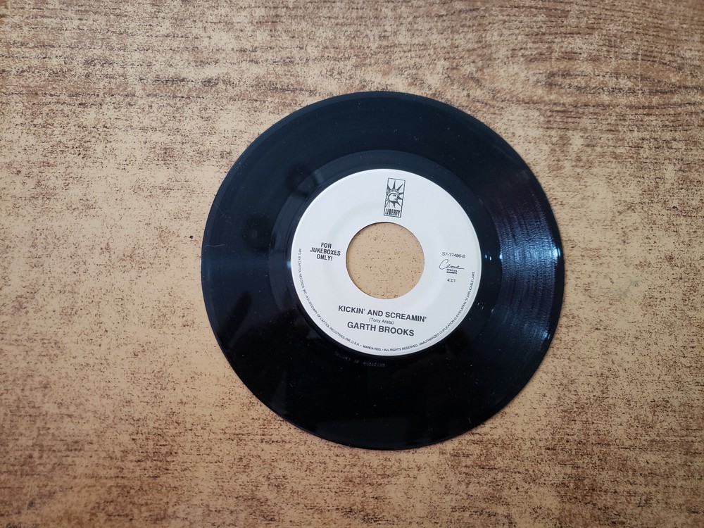 1990S MINT-EXC Garth Brooks – Ain’t Going Down/KICKIN AND SCREAMIN 17496 45