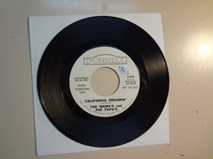 MAMA’S AND PAPA’S: California Dreamin’-Somebody Groovy-U.S. 7″ 65 Promo Only PSL