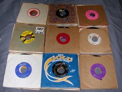 WHOLESALE LOT OF (100) 45RPM RECORDS – 1950’S & 1960’S POP/EASY – NON ROCK