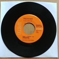 SKEETER DAVIS Don’t Forget To Remember 45 7″ COUNTRY Record Vinyl RCA Records