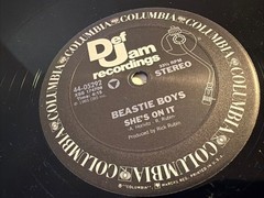 1985 – BEASTIE BOYS – SHE’S ON IT / SLOW AND LOW – DEF JAM RECORDINGS OG PRESS