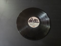 1970s VG+/VG Kiss – Dynasty 7152 AND FLYER LP33 see notes