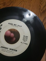 Johnny Winter – Voodoo Twist/Ease My Pain 45RPM Promo Vinyl Frolic White Label G