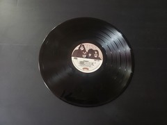 1970s VG+/VG Kiss – Dynasty 7152 AND FLYER LP33 see notes
