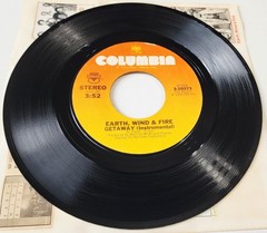 EARTH, WIND & FIRE – GETAWAY 7″ SINGLE 45 RPM 1976 (COLUMBIA) 3-10373 STEREO