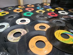 50 Vinyl Records 45 RPM 7″ for Crafts Decor Lot SCRATCHED – WILL NOT PLAY