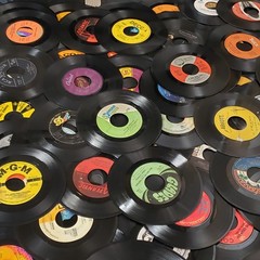 Lot 200 Vinyl Records 45 RPM 7″ for Crafts Decor Lot SCRATCHED – WILL NOT PLAY