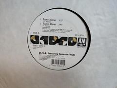D.N.A. f/ SUZANNE VEGA – “TOM’S DINER” / PROMO w/ 4 MIXES! / A&M RECORDS 1990