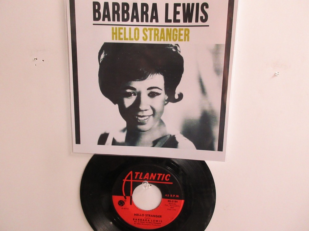 💥’ BARBARA LEWIS ‘ HIT 45 + PICTURE [HELLO STRANGER] 1963 !💥