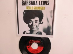 💥’ BARBARA LEWIS ‘ HIT 45 + PICTURE [HELLO STRANGER] 1963 !💥