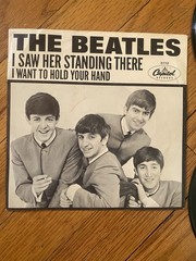 THE BEATLES I WANT TO HOLD YOUR HAND ORIG. EX 45 PICTURE SLEEVE & 2 BEATLES 45’S