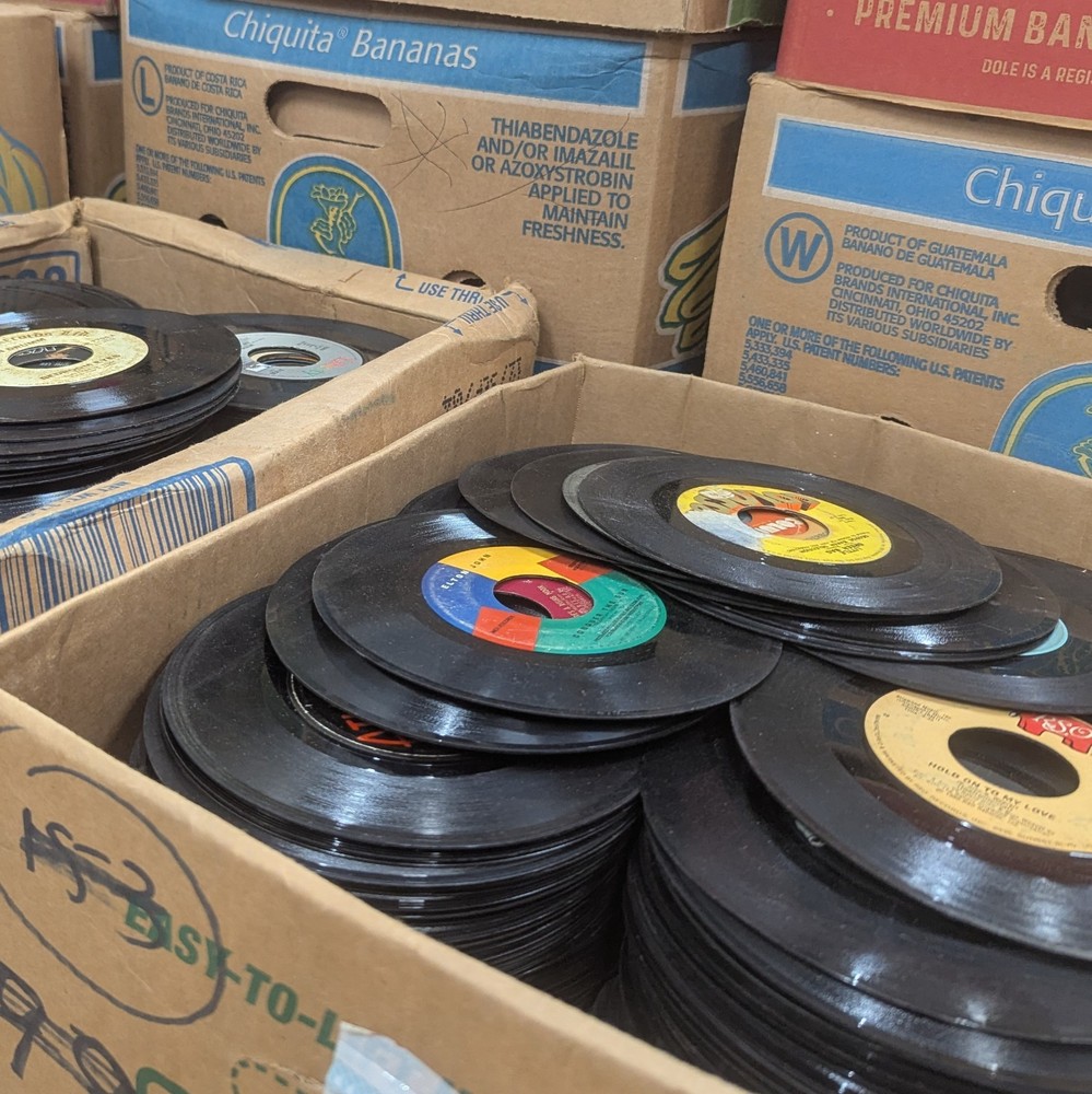 Lot 200 Vinyl Records 45 RPM 7″ for Crafts Decor Lot SCRATCHED – WILL NOT PLAY