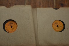 Gramophone 7′ folder with 7 records by Victory Records Circa 1920’s ?