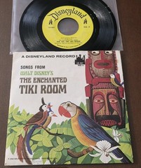 WALT DISNEY RARE 45 – THE ENCHANTED TIKI ROOM 1968 Sleeve Nice DISNEYLAND LG-807
