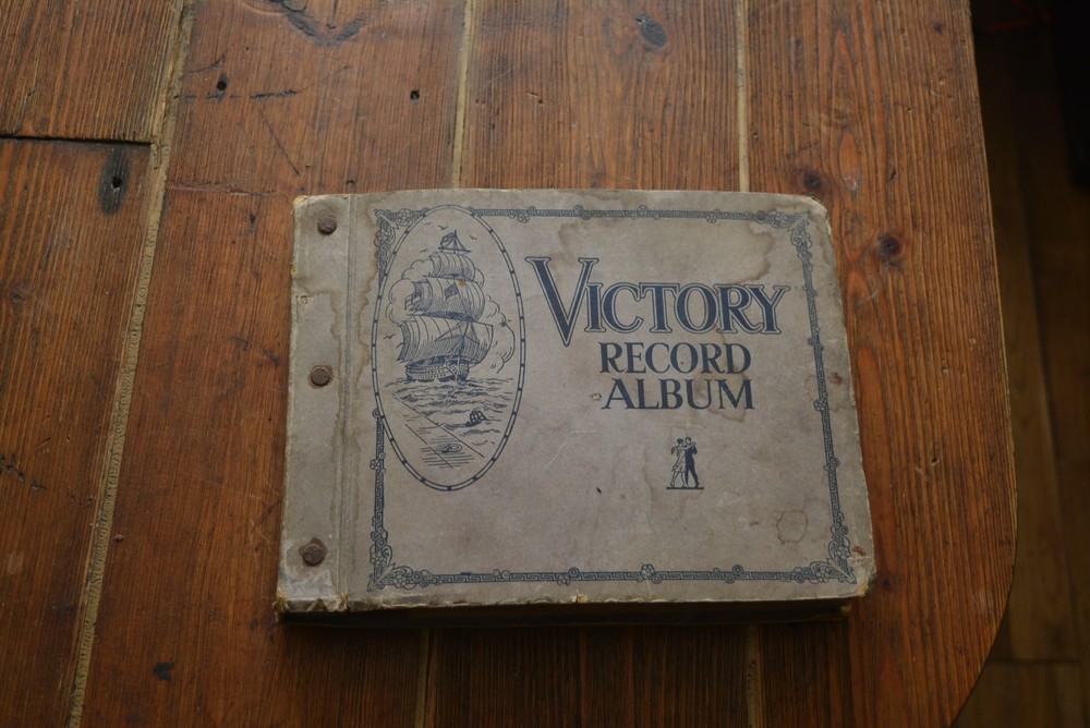 Gramophone 7′ folder with 7 records by Victory Records Circa 1920’s ?