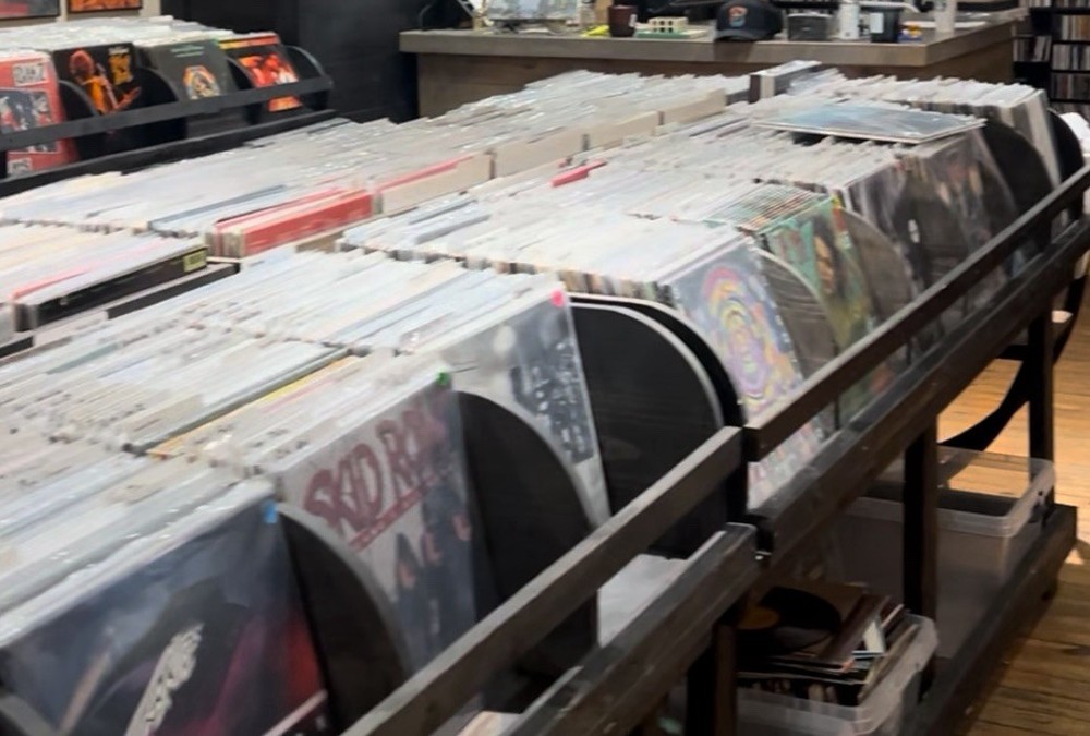 Lot of 100 vinyl records. Picked at random. All genres.