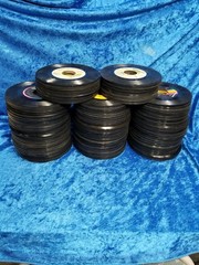 LOT OF 150 45 RPM JUKEBOX RECORDS FOR CRAFTING,GAMES, PARTIES AND FUN