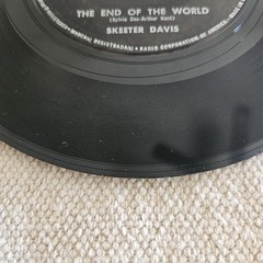 1962 SKEETER DAVIS The End Of The World / SOMEBODY LOVES YOU 7″ VINYL RECORD