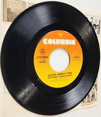 EARTH, WIND & FIRE – GETAWAY 7″ SINGLE 45 RPM 1976 (COLUMBIA) 3-10373 STEREO