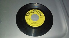 The Mustangs – Stringing Along / Poppin It : 1960s Vintage 45 Record