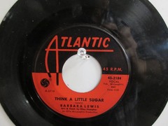 💥’ BARBARA LEWIS ‘ HIT 45 + PICTURE [HELLO STRANGER] 1963 !💥
