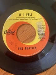THE BEATLES I WANT TO HOLD YOUR HAND ORIG. EX 45 PICTURE SLEEVE & 2 BEATLES 45’S