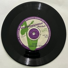 THE MODERN JAZZ QUARTET – CONCORDE – US 7″ SINGLE PS STAINED ON COVER
