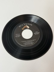 “The Voices of Christmas” The Voices of Walter Schumann EPC-1141 45RPM EP 7” Set