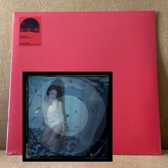 CHARLI XCX – PARTY 4 U 7″ CRYSTAL CLEAR + NUMBER 1 ANGEL RED 12″ RSD26 SEALED