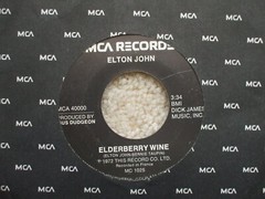Elton John – Crocodile Rock / Elderberry Wine – USA Jukebox ready 45 MCA 40000