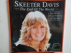 💥 ‘ SKEETER DAVIS ‘ HIT 45 + PICTURE [ THE END OF THE WORLD ] 1962 ! 💥